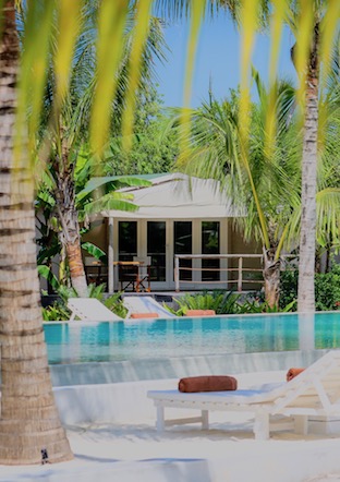 La Luna Suite Apartments Hotel Zanzibar swimming pool with coconut trees