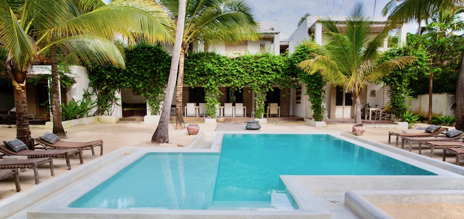 Uzuri Boutique Hotel Zanzibar - pool with coconut trees and sun loungers