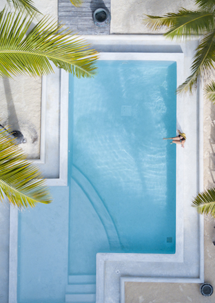 Uzuri Boutique Hotel Zanzibar - pool with coconut trees and guest